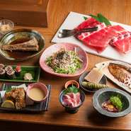 骨ごとすき身、ほほ肉、本マグロつのとろ(脳天)、あご肉、スペアリブ(本マグロ腹ビレ)からマグロコラーゲンデザートまで、魚さばきもご覧いただきながら稀少部位を楽しめるコースは食のエンターテインメント。