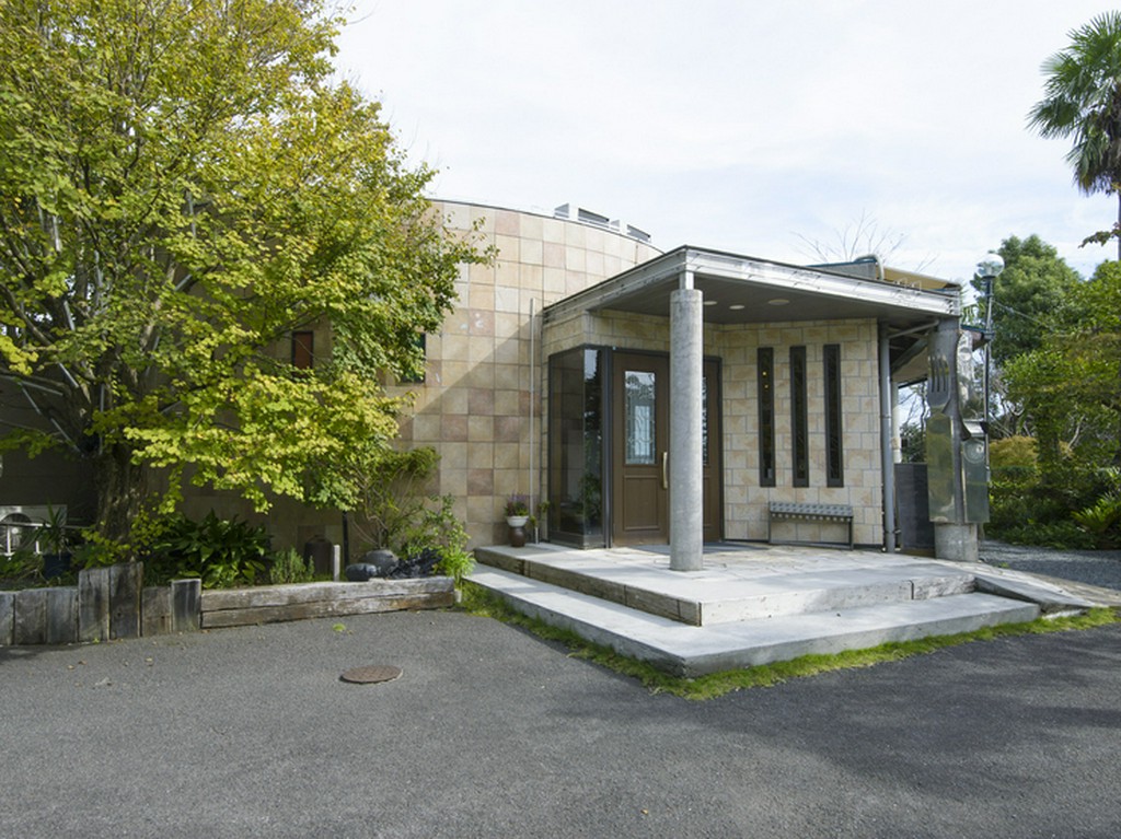 市街地から離れた丘の上、自然に囲まれた美しい隠れ家レストラン