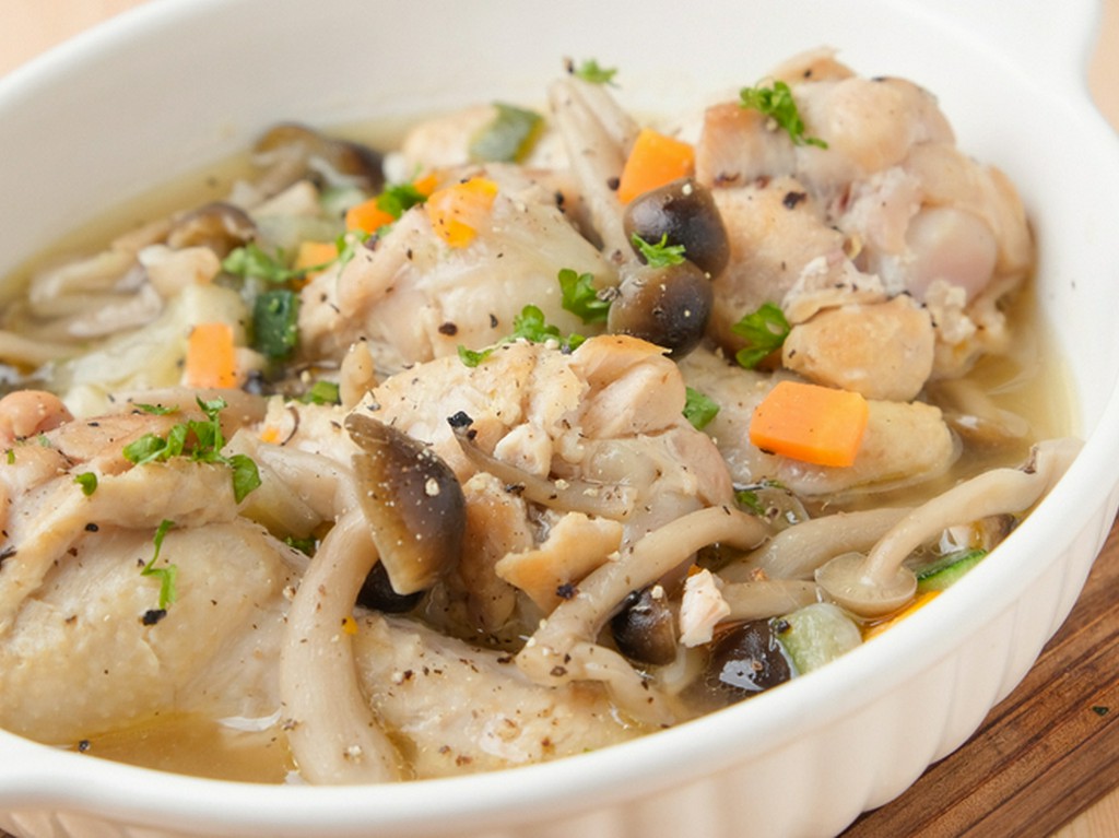 ハーブの香りが際立つ『鹿児島産手羽の白ワイン煮込み』