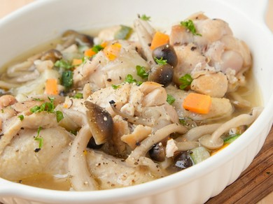 ハーブの香りが際立つ『鹿児島産手羽の白ワイン煮込み』