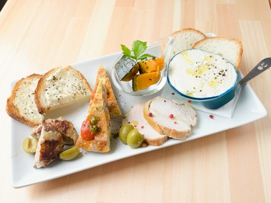 旬の新鮮野菜がたっぷりの『ワインに合わして前菜プレート』