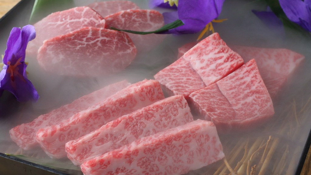 見る者の期待を超える艶やかな輝きと、肉の旨みが凝縮された『神戸牛贅沢玉手箱』