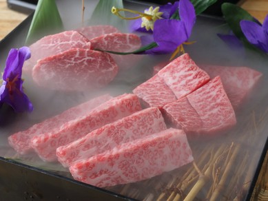 見る者の期待を超える艶やかな輝きと、肉の旨みが凝縮された『神戸牛贅沢玉手箱』