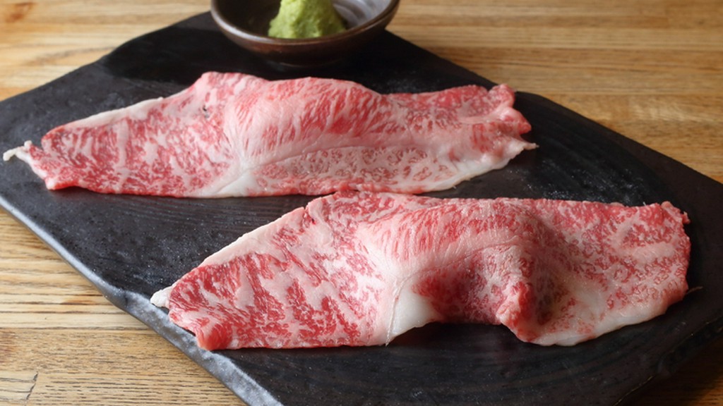 肉の旨みを最大限に引き出す『黒毛和牛霜降りロースの炙り肉寿司』