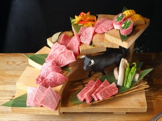 神戸牛や黒毛和牛など上質な肉を積み重ねた『あぶり牧場階段盛』