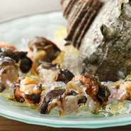 「萩の食材でつくるフランス料理」がコンセプト。季節毎の旬の魚介類を、ふんだんに使用しています。萩で水揚げされたサザエを、贅沢にカルパッチョに仕立てた一皿は、日本酒とも抜群の相性です。