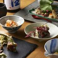 ●前菜　菜の花のお浸し、蛍烏賊の酢味噌、鯛の子生姜煮、ピーナッツ豆腐、わかさぎのフライ
●お造り　鰹の藁焼き
●焼き物　自家製鯖の塩焼き
●揚げ物　春野菜の天麩羅3点
●煮物　　若竹煮