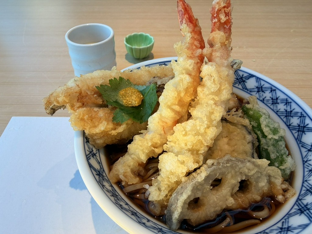 ランチやディナーの〆は特注の本格蕎麦