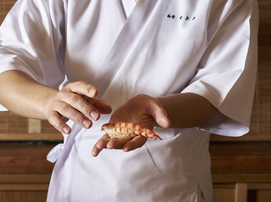 握りは赤酢のシャリを使用