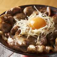 特製ぶた丼　卵黄付き