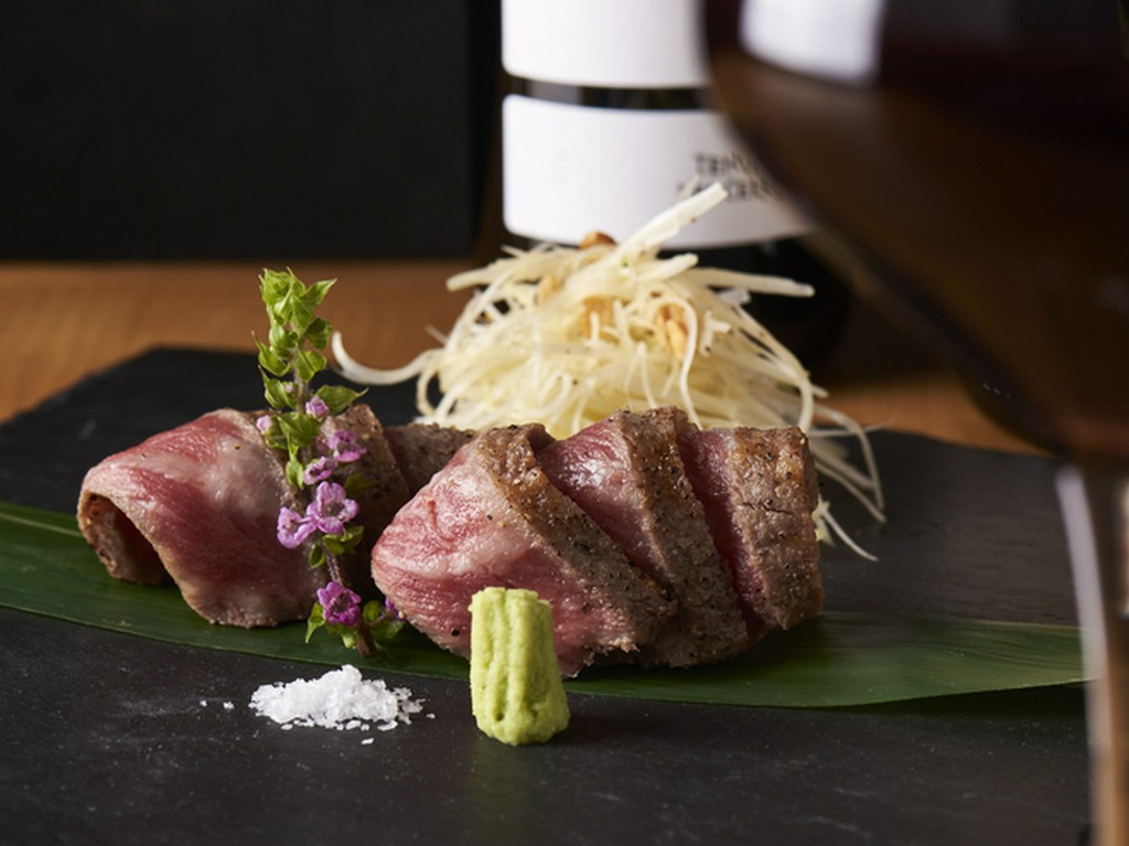 山形牛のレアステーキ ～本わさびと岩塩～