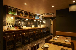 ライブ感溢れるカウンター／鰹藁焼き・お肉の炭火焼き