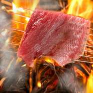 高知に直接出向き、本場の藁焼きを学びました。さらに、カツオの切り付け、大きさなどにも徹底してこだわり、当店の『カツオの藁焼き』が誕生。纏わせる程度の藁の薫りが、カツオの美味しさを更に引立てた逸品です。