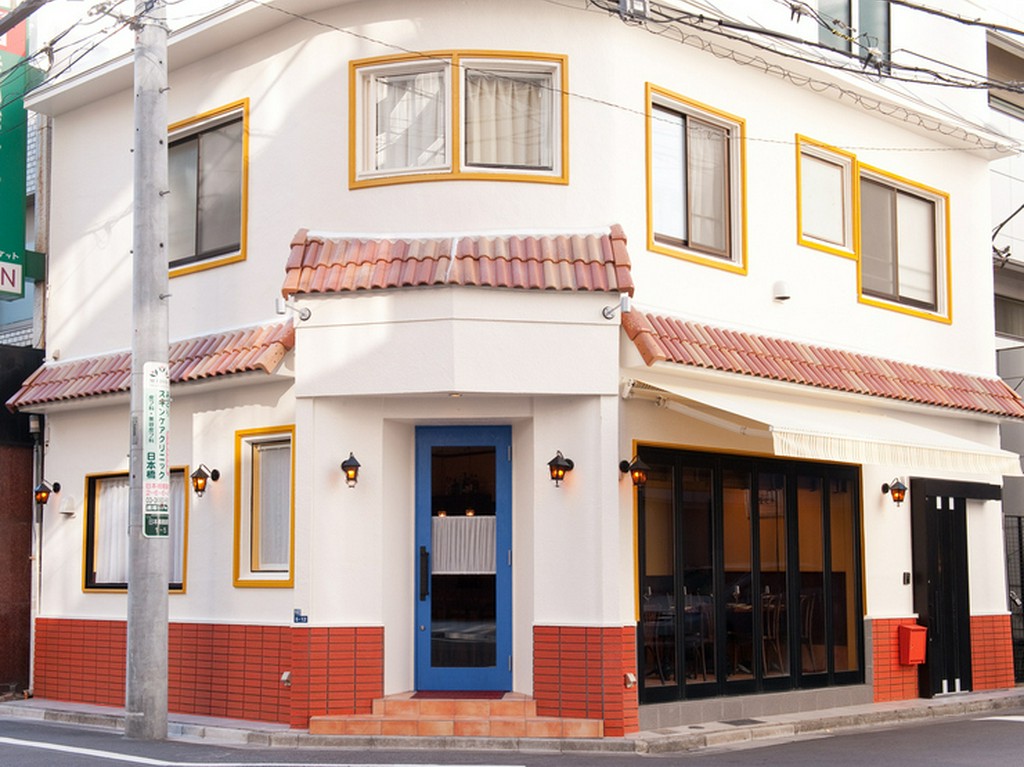 大人の町に映える一軒家レストラン