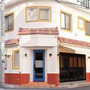 名店、実力店が居並ぶ人形町にあって存在感を放つ佇まい。ほんとうのスペイン料理を供する心構えが伝わる南スペイン瓦のエントランスが目印です。味、空間、個性が三拍子揃ったお店は幹事さんにはうれしい限りです。