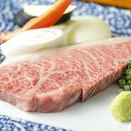 牛のおしりの肉です。ほどよいサシが入り、肉の甘みを楽しむことができます。塩とわさびで食べるのがおすすめ。