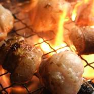 プリプリ食感が女性にも人気のホルモンは、親密な二人の定番デートコースにもおすすめです。七輪で焼くスタイルはちょっとレトロな風情が楽しめる上、ホルモンの焼ける音や香りも格別。