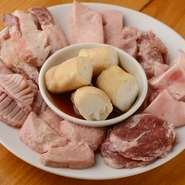 初ご来店のお客様にはこれ！　とりあえず頼んでほしい一皿。いろいろな部位のお肉が楽しめます。