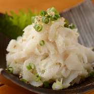 牛の第三胃袋の一部、センマイ。普通はグレーの色をしていますが、丁寧に洗って真っ白に仕上げています。新鮮なセンマイならではのコリコリした食感を塩で味わう刺身です。ぜひ、酢味噌でなく塩味でご賞味あれ！