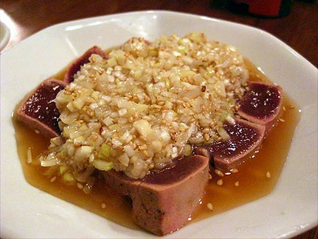 外はホクホク、中はしっとり。豚レバーの食感と旨味をネギダレが引き立てる『ればてき風』