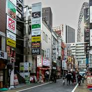 新宿駅西口から徒歩３分。飲食店が多く集まる便利な立地