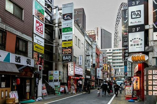 新宿駅西口から徒歩３分。飲食店が多く集まる便利な立地