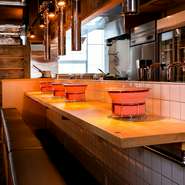 お二人でもいろいろな種類のホルモンを食べられるよう、盛り合わせをご用意しています。スタッフ一同明るく元気にサービスしますので、「ここに来て良かった」と思っていただければ幸いです。