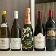 ボトルワインはフランス産がほとんどで、およそ150銘柄を用意。ソムリエ・片貴志氏も、シェフも好む、ブルゴーニュを厚めにリストアップ。シャンパーニュも多彩に揃え、「なるべくリーズナブルに」提供。
