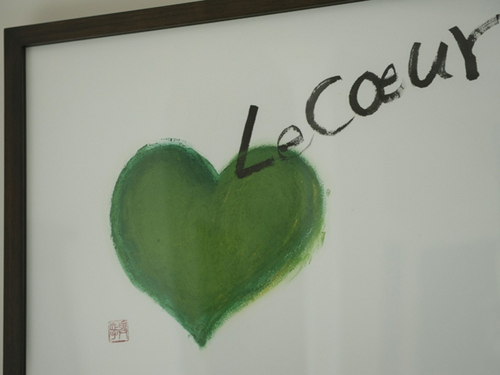 多くのゲストが心惹かれる店名入りの絵は書家のオリジナル作品