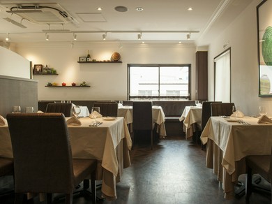 ゆったりとした趣で楽しめるメインダイニングでプリフィクスを