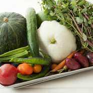 野菜は千葉市内で化学肥料や農薬を使わずに多品目を作る「しげファーム」から多く仕入れています。週に3箱、内容はおまかせで送られてきますが、どれも力強い味。ほかに和歌山「小川農園」からも送られてきます。