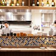 広々としたカウンター席が用意されているので、一人での食事やお酒の時間にも立ち寄りやすいお店。スタッフとの会話も楽しみつつ、目の前で仕上がっていく料理を間近で見ることができます。