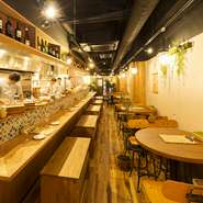 【千住MEAT】では、宴会や飲み会、合コンなどに合わせたソファ席やテーブル席、デートに合わせたカウンター席など、どんなシチュエーションにも最適なお席をご用意可能です！