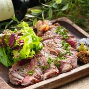 筋肉が少なく、肉質もきめ細やかでサシの多いストリップロインを使用。
柔らかさと程よい弾力を兼ね備え、肉の旨味と脂の甘味、芳醇な香りが一気に口の中に広がります。
