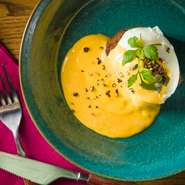 じっくり火入れして厚さ3～4cmにカットした柔らか厚切り牛タンととろ～り半熟卵は絶品！