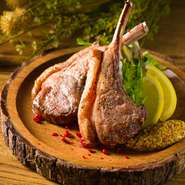 子羊の骨付きロース肉。適度な脂乗りで柔らかい食感。そして徹底的に管理した火入れ。リピーターさんオーダー率NO.1の自慢の一品をぜひ。