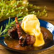 ホロッと柔らかく煮込んだスペアリブにトロンととろけるチーズの組み合わせは間違いない！