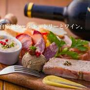 千住ミート　シェフこだわりのシャルキュトリーをちょとずつ盛り合わせはいかがですか？お肉が焼き上がるまでの時間や乾杯おつまみに最適！
Lサイズ（３～４名様向け）　2,178円
Mサイズ（１～２名様向け）　1,628円