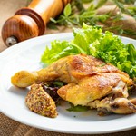 低温調理でじっくり火を通してから焼くので皮がパリッと、中はしっとり。ワインによく合います♪