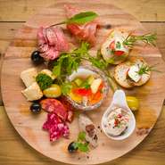 3種盛り合わせ：1078円/6種盛り合わせ：1628円
お酒のおつまみに最適なおつまみタパスの盛り合わせ！
みんなでシェアして大満足！コスパ抜群の一皿です。