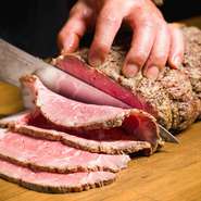 豪州産のストリップロインの塊肉を強火で一気に焼き上げ肉汁を閉じ込めそこからじっくり時間をかけ、
丁寧に火入れをした当店自慢のがちローストビーフ！

