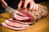 豪州産のストリップロインの塊肉を強火で一気に焼き上げ肉汁を閉じ込めそこからじっくり時間をかけ、
丁寧に火入れをした当店自慢のがちローストビーフ!
