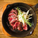 2倍盛り(約400g)3828円/2~3名様向け
女性に大人気!定番の牛ハラミのステーキです!
脂分の少ない赤身を絶妙な火加減でグリルすることによりちょうどいい歯ごたえを残しつつジューシーで柔らかく焼き上げました。