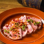 ニンニクベースのカルパッチョソースと牛タンの食感が爽やかな一皿
