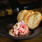 牛サーロインの肉の旨味と特製のレッドオニオンの甘味、食感ともに美味しいお肉のタルタルです