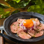 じっくり時間をかけ低温調理した牛タンを、程よい食感が残るよう絶妙な厚さにスライス!