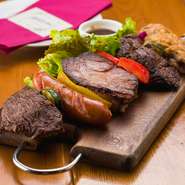 ハラミ・鶏もも・フランクフルト・豚肩ロースの串焼き