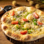 釜揚げしらすの旨味がチーズとベストマッチ！ワインと一緒に