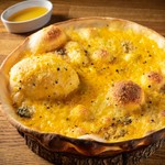 大人気のチーズピザ!ハチミツと一緒に食べるとさらに絶品です