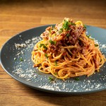 肉の旨味を最大限に引き出したトマトベースのボロネーゼソースが絶品！一度食べたらやみつきに！シェフ自慢の一皿です。